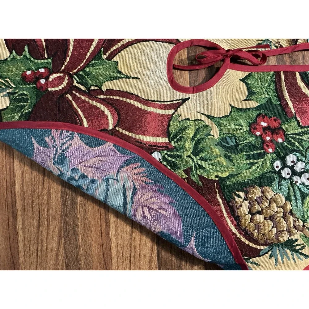 Christmas Tree Skirt 38in Diameter Holiday Wreath Hollies Berries Pinecones